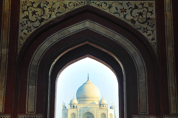 Una vista desde los arcos del Taj Mahal
 - Foto, imagen
