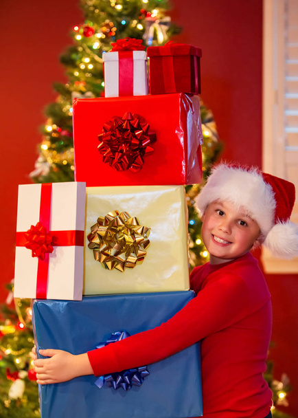 Boy holding gifts - Valokuva, kuva