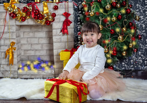 Little asean girl unleashes the gift. Christmas Scenes. - Foto, afbeelding