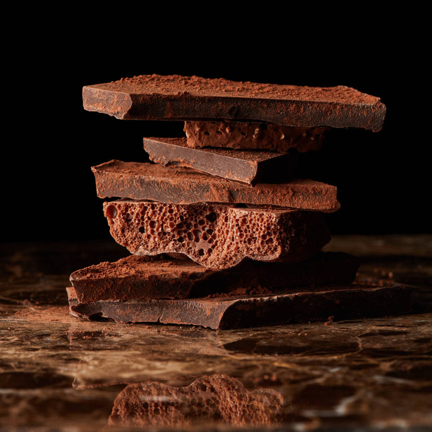 broken chocolate pieces - Foto, afbeelding