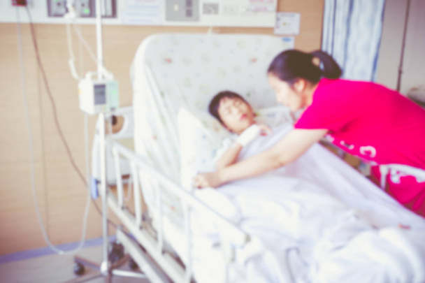 Размытое происхождение ребенка, госпитализированного в палате больницы. Винтажный тон
. - Фото, изображение