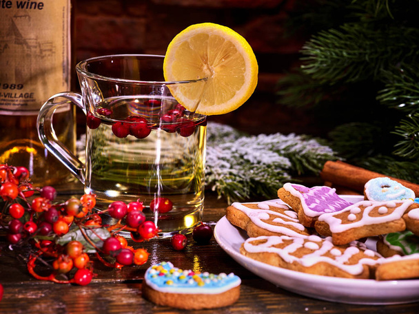 Χριστούγεννα νεκρή φύση με κρασί και μπισκότα. - Φωτογραφία, εικόνα