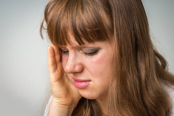 Retrato de uma mulher chorando com pele machucada e olhos negros
 - Foto, Imagem