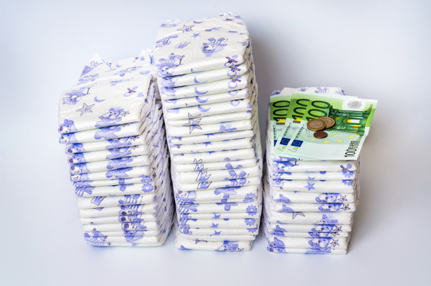 Euro para ile tek kullanımlık çocuk bezi yığını - Fotoğraf, Görsel