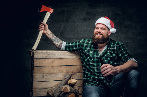 dicker bärtiger Mann mit Weihnachtsmannmütze - Foto, Bild