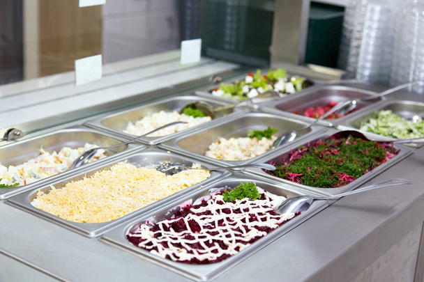 Saladas em buffet nas placas de metal
. - Foto, Imagem