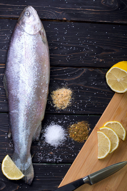 Raaka kala mausteiden kanssa
 - Valokuva, kuva