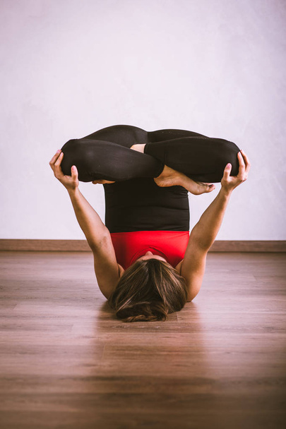 Молодая женщина практикует йогу - Фото, изображение