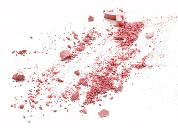 Ροζ θρυμματισμένο καλλυντικά σε λευκό. - Φωτογραφία, εικόνα