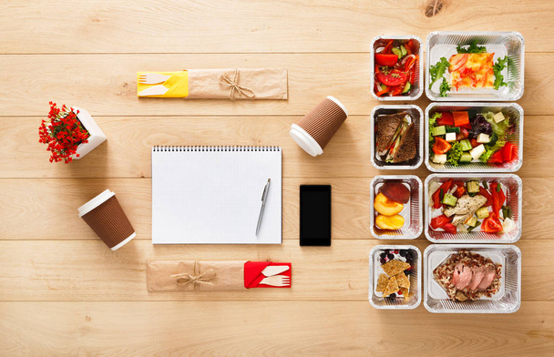 Gezond eten meenemen in vakken, bovenaanzicht op hout - Foto, afbeelding