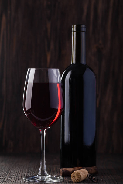 üveg vörös bor és dugóhúzó - Fotó, kép