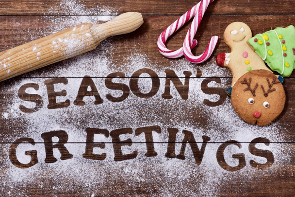 Χριστουγεννιάτικα μπισκότα και Χαιρετίσματα εποχές κείμενο - Φωτογραφία, εικόνα