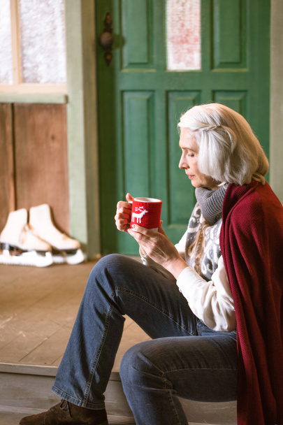 Woman holding cup of hot drink - Foto, Imagem