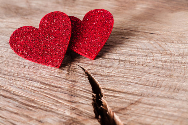 День Святого Валентина фон, дерев'яні серця на дереві з копіювальним простором
 - Фото, зображення