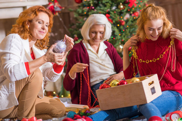 Familia divirtiéndose con decoraciones de Navidad
 - Foto, imagen