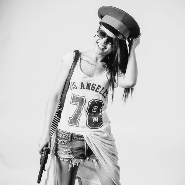 Σέξι κορίτσι της μόδας κλοπιμαία κρατώντας όπλο  - Φωτογραφία, εικόνα