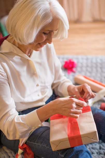 Woman wrapping christmas present - Fotoğraf, Görsel