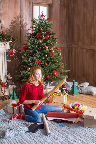 Girl wrapping gift boxes - 写真・画像