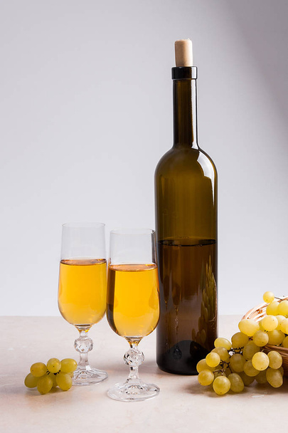 Vin blanc et raisins. Vin blanc dans des verres, bouteille de vin et
 - Photo, image