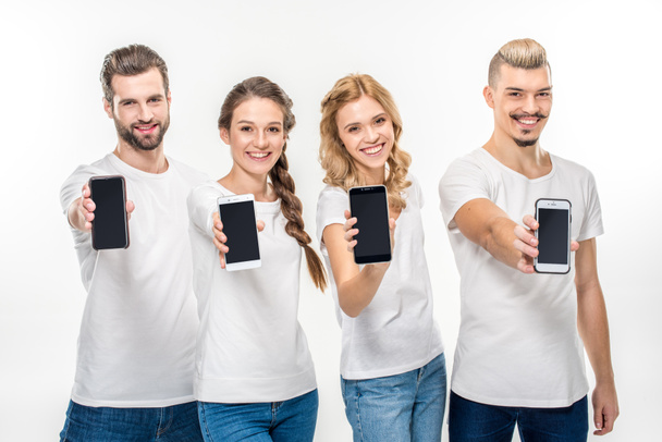 Des jeunes souriants montrant des smartphones
 - Photo, image