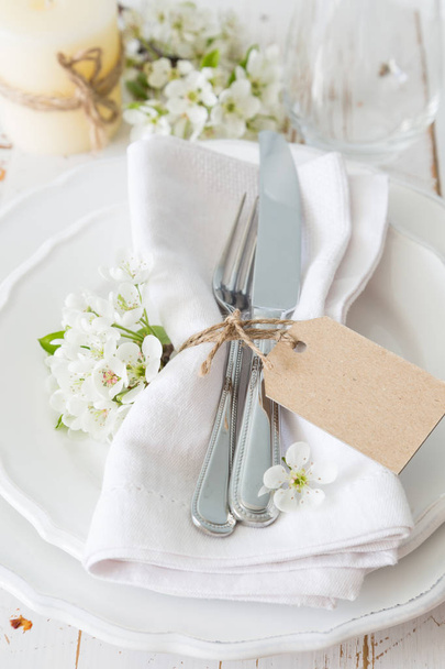 Spring table setting with white flowers - Foto, Bild