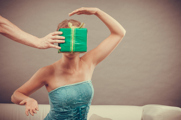 man giving woman gift box - Fotografie, Obrázek