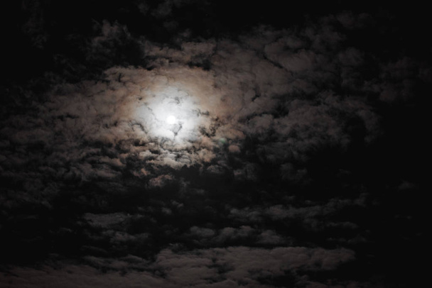 bulutlu bir günde moon. - Fotoğraf, Görsel
