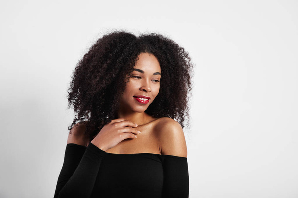 schwarze Frau mit großen Afro-Haaren - Foto, Bild