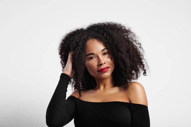 woman touches her curly afro hair - Foto, Bild