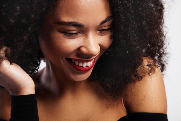 riéndose mujer negra con labios brillantes
 - Foto, Imagen