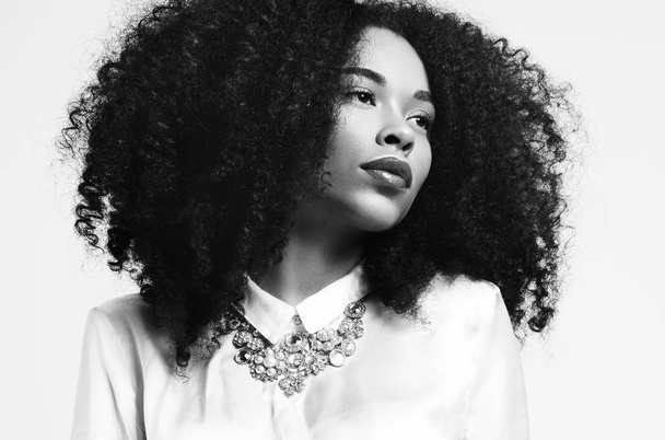 retrato de mujer negra con gran pelo afro
 - Foto, Imagen