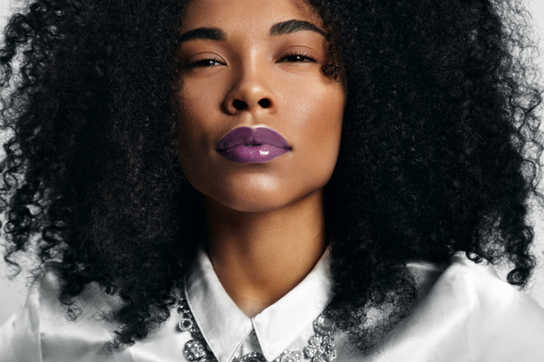 mulher com lábios violeta na moda
 - Foto, Imagem