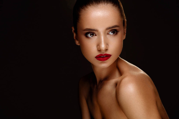 Fashion Beauty Portrait. Woman With Beautiful Makeup, Red Lips - Foto, Imagen