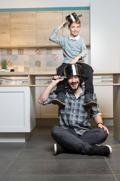 father and kid having great time in kitchen - 写真・画像