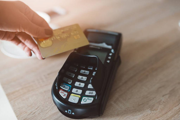 Žena platí kreditní kartou, bezkontaktní - Fotografie, Obrázek
