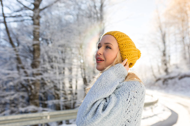 Young woman at the winter park  - Foto, Imagen