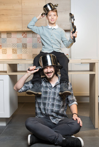 father and kid having great time in kitchen - Foto, afbeelding