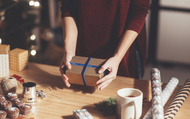 Woman Holding Christmas Present - Foto, Imagem