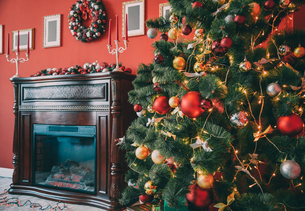 Habitación con árbol de Navidad decorado
 - Foto, imagen