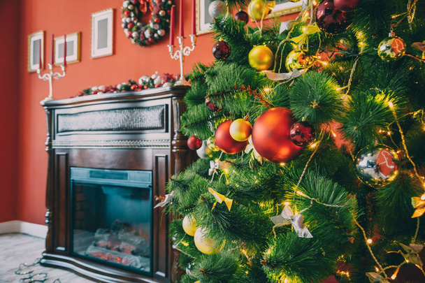 Oda dekore edilmiş Noel ağacı ile - Fotoğraf, Görsel