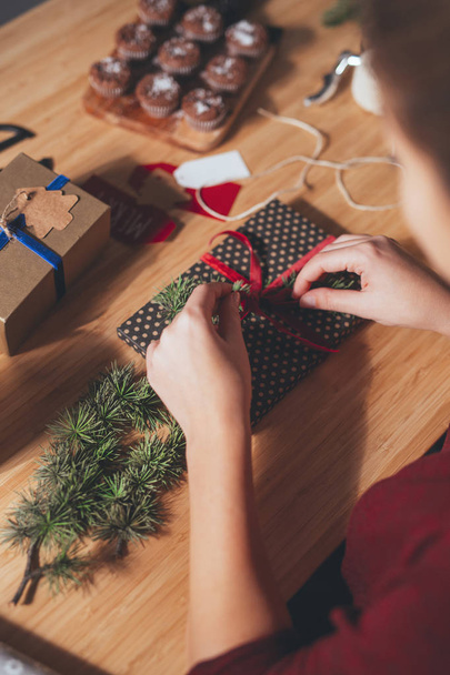 Woman Wrapping Christmas Present - Foto, Imagem