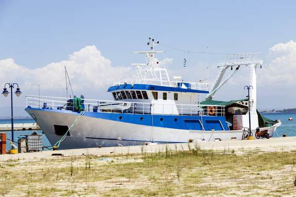 Barco de pesca en el muelle
 - Foto, imagen