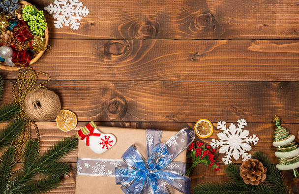 Caja de regalo, decoración de alimentos y rama
  - Foto, imagen