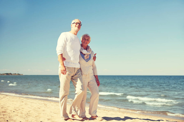 šťastný starší pár procházky podél pláže letní - Fotografie, Obrázek