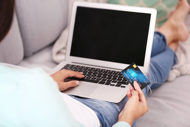 Woman with credit card and laptop  - Foto, Bild