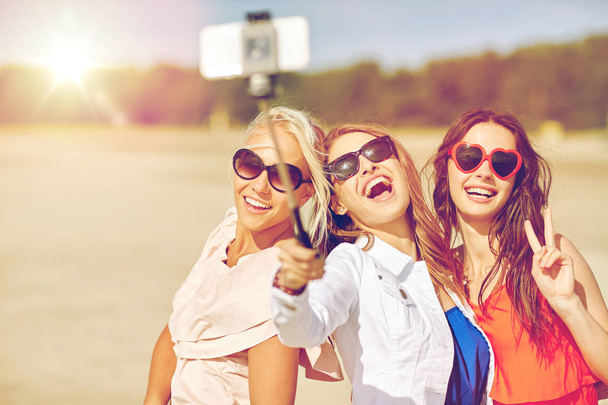 group of smiling women taking selfie on beach - Φωτογραφία, εικόνα
