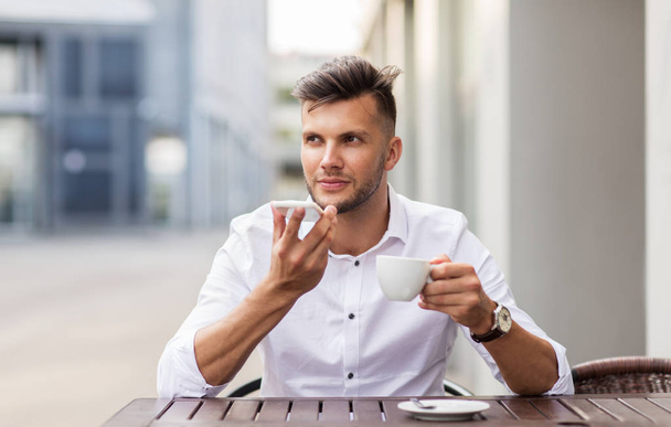 człowiek z kawy i smartfon w lokalu city café - Zdjęcie, obraz