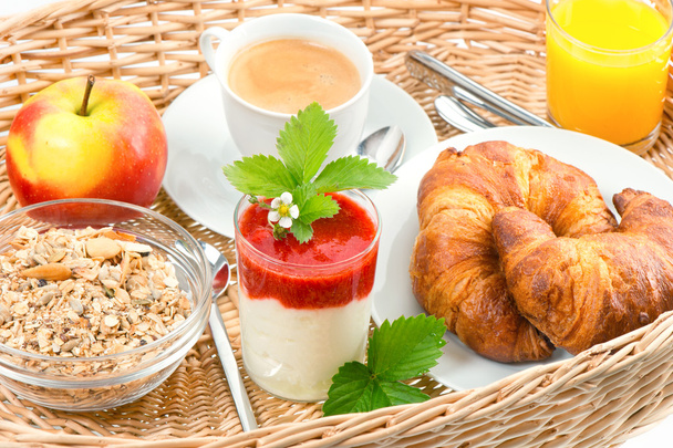 ontbijt met koffie, croissants en sinaasappelsap - Foto, afbeelding