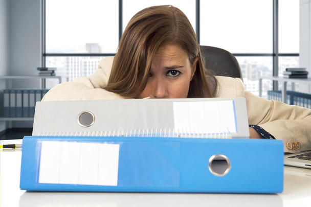 femme d'affaires désespérée souffrant de stress et de maux de tête au bureau semble inquiet
 - Photo, image