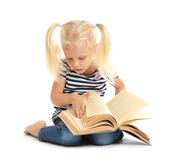 Ładna dziewczyna małe czytanie książki - Zdjęcie, obraz